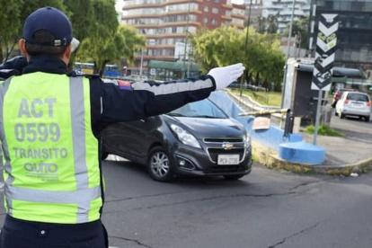 La medida Pico y Placa en la capital rige de lunes a viernes en dos horarios.