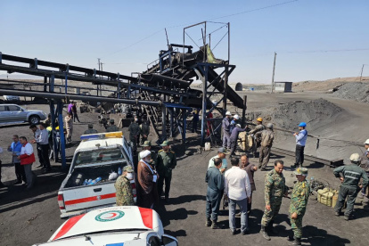 Fuerzas de seguridad y de rescate iraníes trabajan en la mina de carbón de Tabas, provincia de Khorasan, en el sureste, este domingo 22 de septiembre.