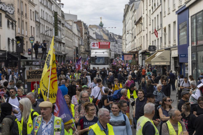 Organizaciones de izquierdas se manifestaron contra el primer ministro Michel Barnier y piden la destitución del presidente francés Emmanuel Macron, en París, este sábado 21 de septiembre.