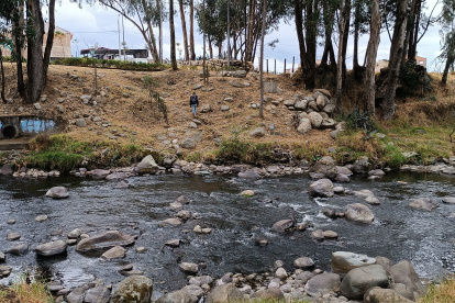 El río Yanuncay se mantiene en estiaje debido a que su caudal se mantiene en 1.17 metros cúbicos por segundo.