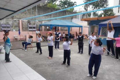 Terapeutas y voluntarias brindan terapias físicas y ocupacionales a los 35 chicos con diferentes tipos de discapacidad