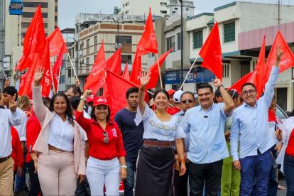 Unidad Popular acudió a la Delegación Electoral del Guayas para inscribir a sus candidatos de forma simbólica.