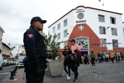 Las ventas ambulantes proliferan en los exteriores de los centros comerciales del ahorro.