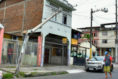 Hombre baleado se estrelló con un poste.