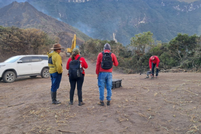 Cinco bomberos controlan que las fumarolas no se salgan de control.