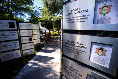Placas en memoria de los 43 estudiantes de Ayotzinapa, durante una manifestación este sábado 21 de septiembre en la ciudad de Chilpancingo en el estado de Guerrero (México).