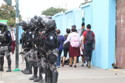 La Policía  resguardaba el ingreso escolar.