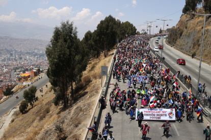 Simpatizantes del expresidente de Bolivia (2006-2019) y líder oficialista, Evo Morales, participan en una marcha este lunes, a la entrada de La Paz (Bolivia).