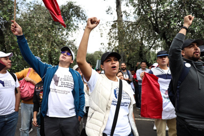 Trabajadores del poder judicial protestan a las afueras del Instituto Nacional Electoral (INE), durante el inicio de sesión del proceso electoral para elegir ministros, magistrados y jueces, este lunes.