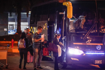 Iquitos. Varios pasajeros abordan un autobús del transporte urbano.