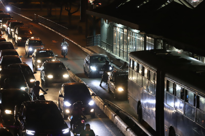 En las noches. Los conductores utilizan el carril de la Metrovía para evitar los trancones especialmente entre las 19:00 y 20:00, ya que el tráfico colapsa.