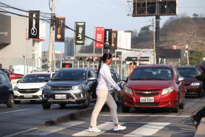 Durante el día. En la parada de Las Monjas (avenida Carlos Julio Arosemena), pese a que el carril no es compartido, se observan vehículos transitando por allí a toda hora.