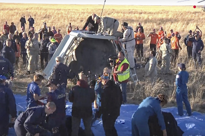 Miembros del equipo de rescate ayudan al cosmonauta ruso Oleg Kononenko a salir de la cápsula espacial Soyuz MS-25 poco después de aterrizar este 23 de septiembre de 2024.