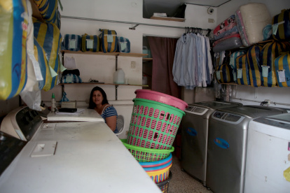 Negocio. Las lavanderías abrieron, pero no pudieron laborar sin luz.