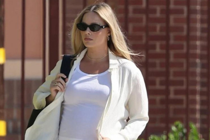 Margot Robbie paseando por Los Angeles.