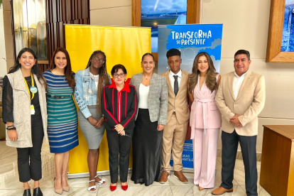 Evento. Embajadoras de la ONG junto a los graduados.