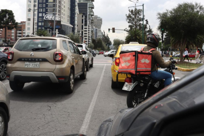 El Pico y Placa en Quito rige para autos y motos en dos horarios de lunes a viernes.