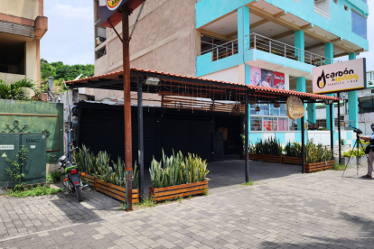 La falta de electricidad ha obligado a muchos negocios a reducir sus horarios de atención.