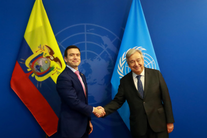 Fotografía cedida por Presidencia de Ecuador del mandatario ecuatoriano, Daniel Noboa (i), saludando al secretario general de las Naciones Unidas, António Guterres durante una reunión este lunes, en Nueva York (Estados Unidos).