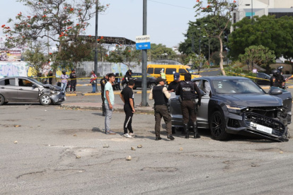 Auto baleado en Teatro Centro de Arte