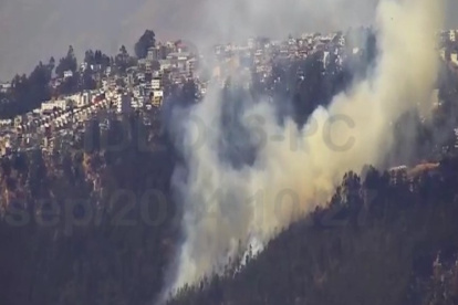 Un incendio en un talud de la avenida Simón Bolívar, en Gualo, se observó desde otros sectores de Quito.