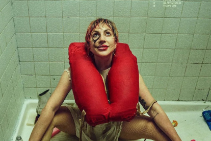 Contraportada del álbum Harlequin de Lady Gaga.