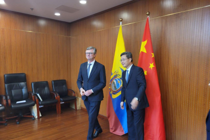 El ministro de Economía y Finanzas, Juan Carlos Vega, y su par chino Lan Fo"an.