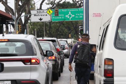 Los cortes de luz han afectado la movilidad tanto de vehículos como peatones.
