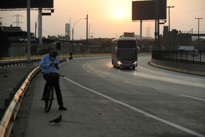 Fotografía de archivo que muestra a un bus de transporte intermunicipal en una carretera de las afueras de Lima (Perú).