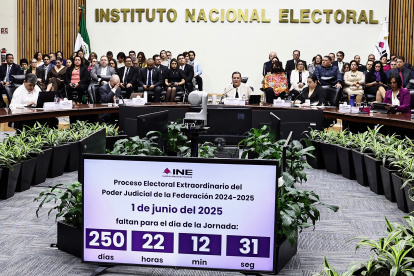 La consejera presidenta del INE, Guadalupe Taddei (c), participa en la sesión de inicio del proceso electoral para elegir ministros, magistrados y jueces.