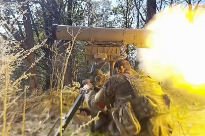 Una imagen muestra a un militar ruso disparando el misil antitanque 9K111 Fagot lanzado por tubo hacia vehículos militares ucranianos, en un lugar no revelado en la región de Kursk.