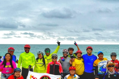 Algunos de los integrantes del grupo República Biker tras realizar la ruta en la Península.