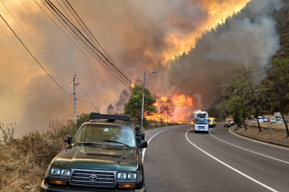 El incendio forestal se propagó hasta la avenida Simón Bolívar.