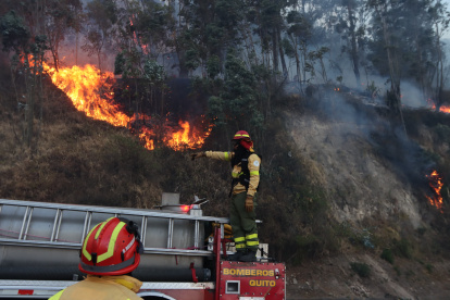 El incendio en Quito, que se inició en una quebrada de la avenida De Los Conquistadores, en Guápulo, afectó vías como la av. Simón Bolívar.