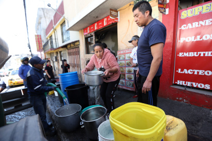 Un tanquero con 10.000 litros de agua llegó a La Forestal para abastecerlo de agua. Todo recipiente era válido para recoger el líquido vital.