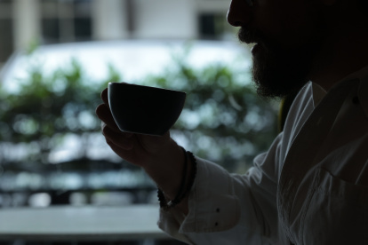 El café de especialidad destaca por su calidad y sabor único. Conoce su origen, proceso de producción y las diferencias con el café comercial