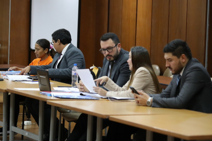 Fabiola Gallardo (centro) y la jueza Silvana Orozco Vizueta (de naranja) asistieron a su audiencia de revisión de medidas cautelares este martes 24 de septiembre.