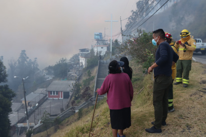 El Barrio Bolaños está en riesgo por el incendio forestal en Quito.
