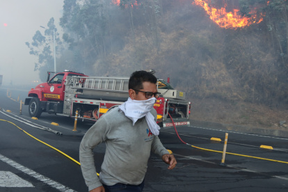 Un incendio forestal afecta a Guápulo, en Quito, la tarde de este martes 24 de septiembre del 2024.