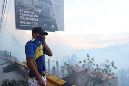 Un incendio forestal afecta a Guápulo, en Quito, la tarde de este martes 24 de septiembre del 2024