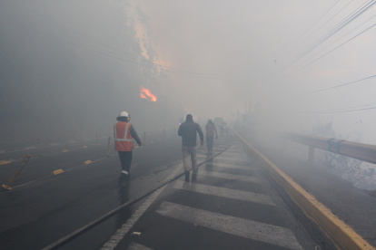 El incendio en Guápulo avanzó hacia la avenida Simón Bolívar y se propagó hasta el parque Metropolitano.