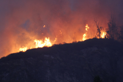 El incendio en Guápulo avanzó hacia la avenida Simón Bolívar y se propagó hasta el parque Metropolitano.