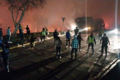 Vecinos de la González Suárez se organizan para combatir el incendio.