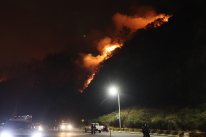 El incendio en Guápulo se propagó hacia el parque Metropolitano y alcanzó el sector de Bellavista.