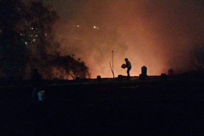 Lugar: El incendio de gran magnitud se propaga hasta otras localidades afectando zonas residenciales.
