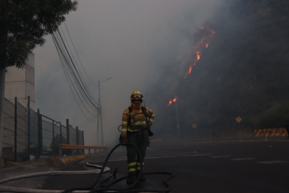 La calidad del aire y la oscuridad impiden el sobrevuelo de los helicópteros cisternas.