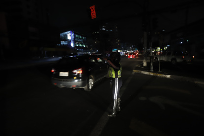 Los agentes de la AMT se colocaron en vías como la avenida 6 de Diciembre, para controlar el tránsito, durante los incendios en Quito.