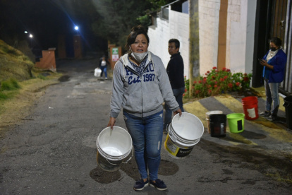 Con baldes, vecinos del sector Bellavista intentan aplacar el fuego para evitar que se aproxime a sus viviendas.