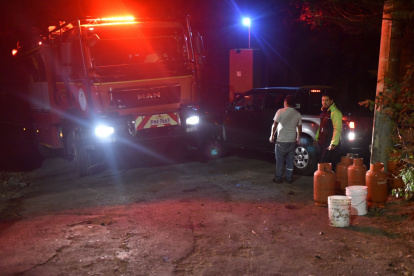 Más de 100 familias fueron evacuadas por el incendio en Quito. Algunos residentes salieron de sus casas en Bellavista, por el avance del fuego.