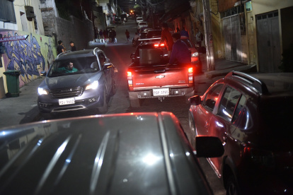 La medida de restricción vehicular Pico y placa regirá en Quito durante la emergencia generada por los incendios forestales.